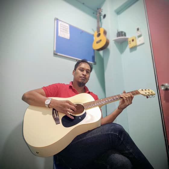 Hasnol, guitar and drums teacher